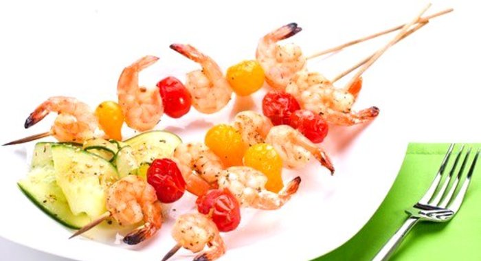 Шашлыки из креветок и черри со сметанным соусом с хреном и розмарином