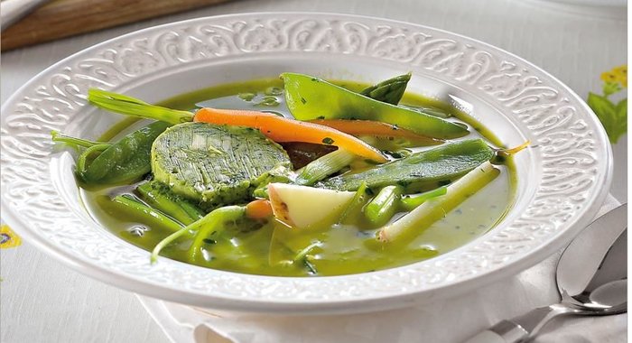 Суп из свежих овощей на летнем бульоне