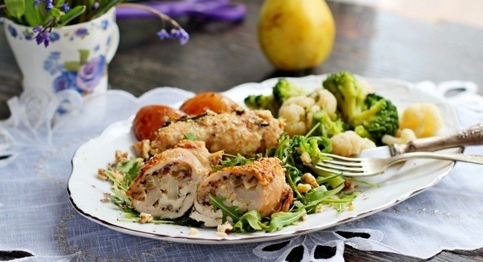 Куриные рулетики с грушей и орехами