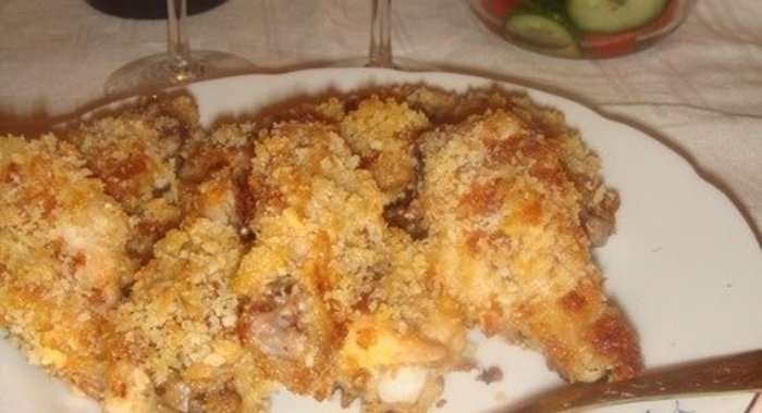Куриные крылышки в панировке из хлебной крошки и сыра