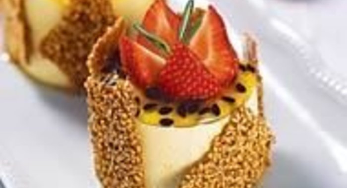 Пирожное с муссом из маракуйи и твилем из кунжута