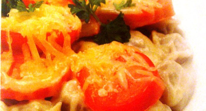 Пельмени с помидорами и сыром