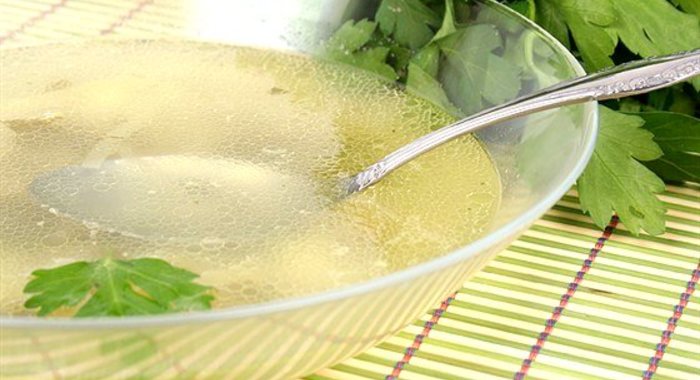 Прозрачный мясной бульон