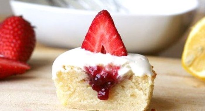 Лимонные капкейки с малиновым джемом