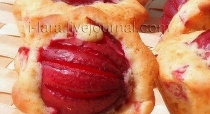 Порционные кексы со сливой