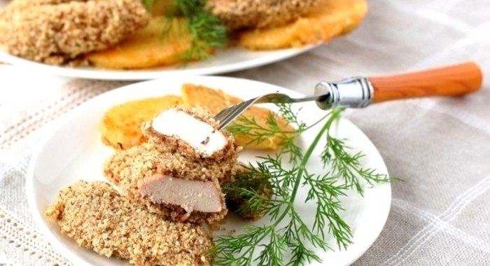 Куриная грудка в орехово-хлебной панировке