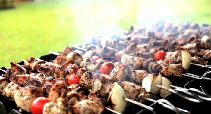 Говяжьи шашлыки с черри в глазури из соуса хойсин