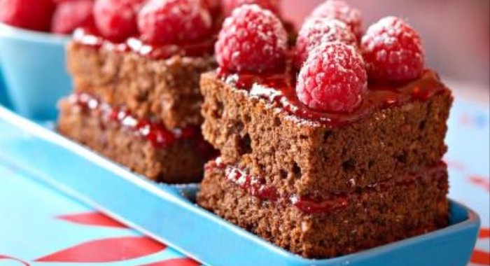 Лосось с имбирным бульоном, с грибами и лапшой Соба