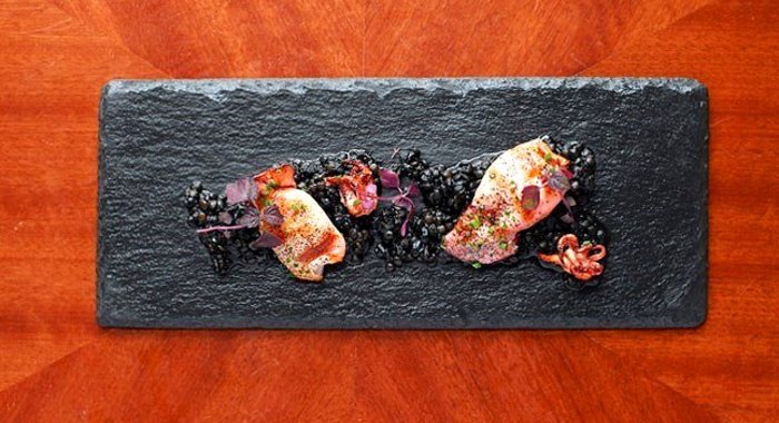 Кальмары с чечевичным ризотто и пудрой из лука-порея