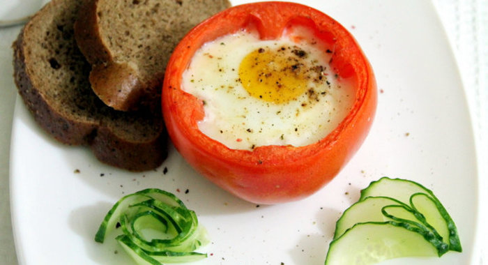 Яичница в помидорах