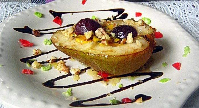 Десерт из груши с золотистым Лазуром и виноградом
