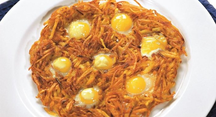 Яичница-глазунья на картофеле рости