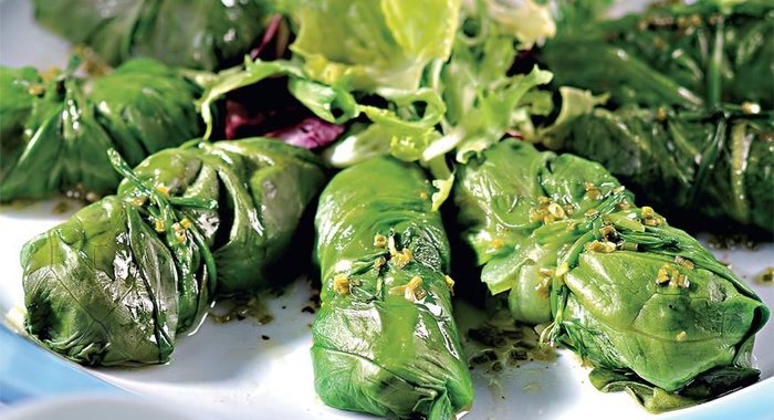 Голубцы из латука с травами и козьим сыром