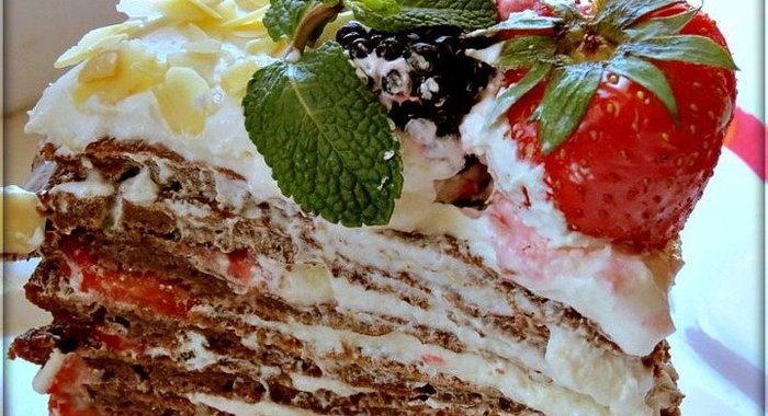 Торт из панкейков с клубникой