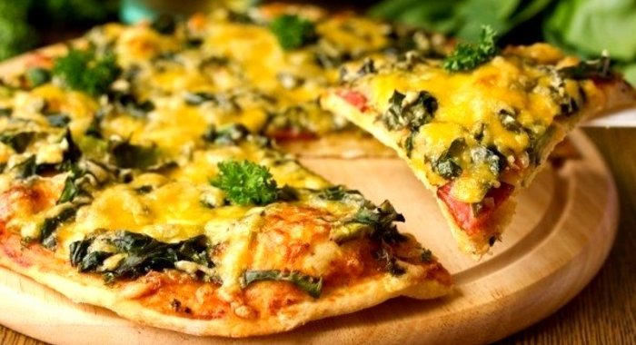 Пицца с авокадо, шпинатом и сервелатом