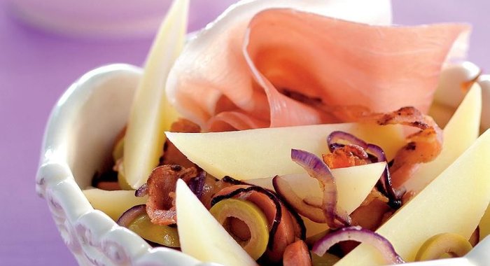 Картофельный салат с копченостями