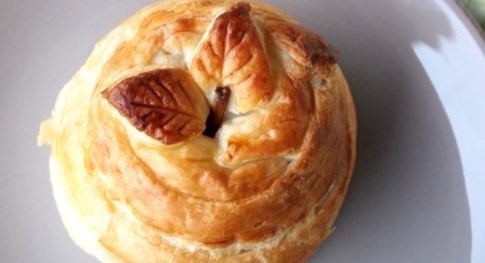 Запеченное яблоко в слоеном тесте