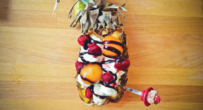 Блюдо в блюде: мороженое с фруктами в ананасе