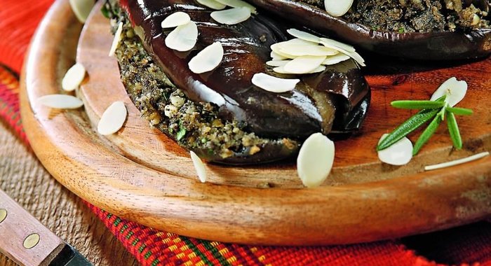 Баклажаны с кремом из тапенада с миндалем
