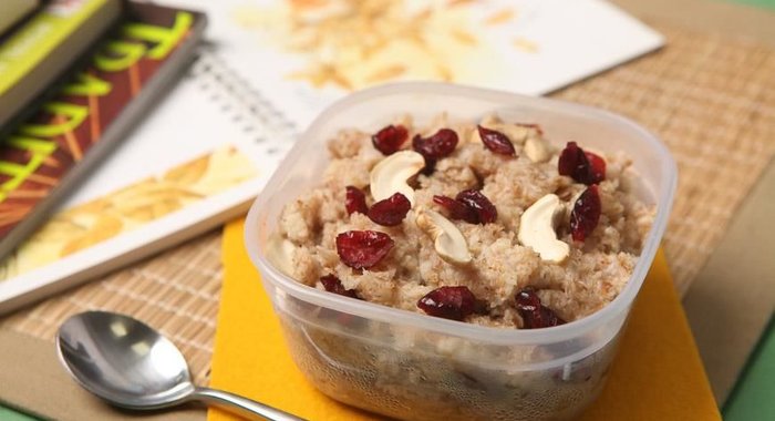 Каша из зерновых хлопьев с сушеной клюквой, изюмом и орехами
