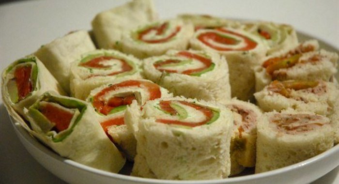 Рулетики с авокадо и красной рыбой