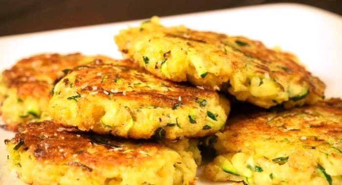 Легкие оладьи из кабачков с кинзой