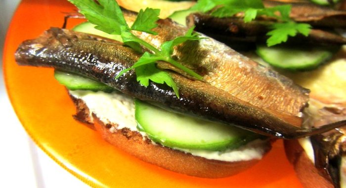 Бутерброды со шпротами и огурцом