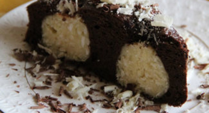 Шоколадный пирог с творожно-кокосовыми шариками