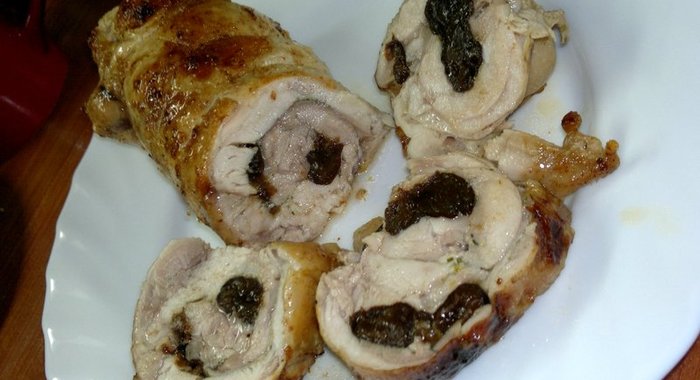 Рулет из цыпленка корнишон с черносливом