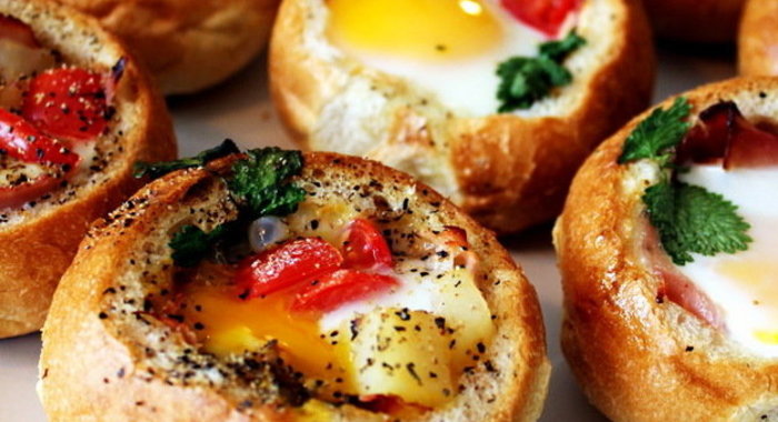 Яйца и бекон, запеченные в хлебе