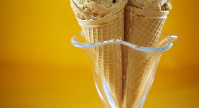 Сливочное мороженое с попкорном и вареной сгущенкой