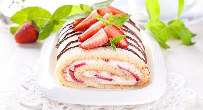 Рулет с клубникой и кремом из сливок и маскарпоне