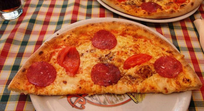 Пицца с колбасой и помидорами