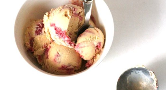 Мороженое с тростниковым сахаром и клубнично-ревенной прослойкой