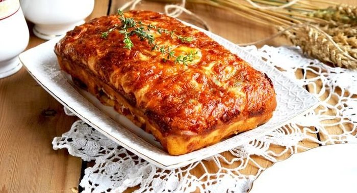 Закусочный кекс с вялеными томатами мясным ассорти