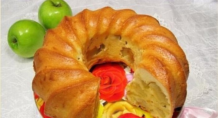 Шарлотка с яблоками на кефире