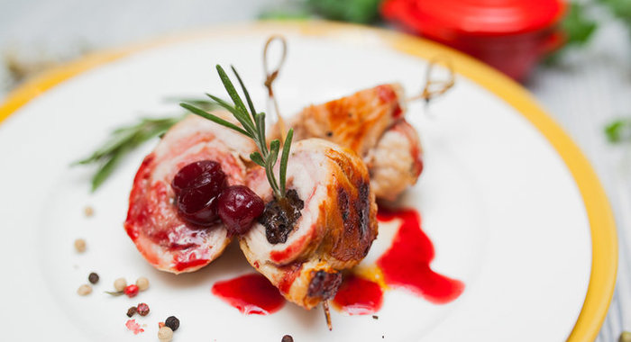 Рулетики из индейки с черносливом