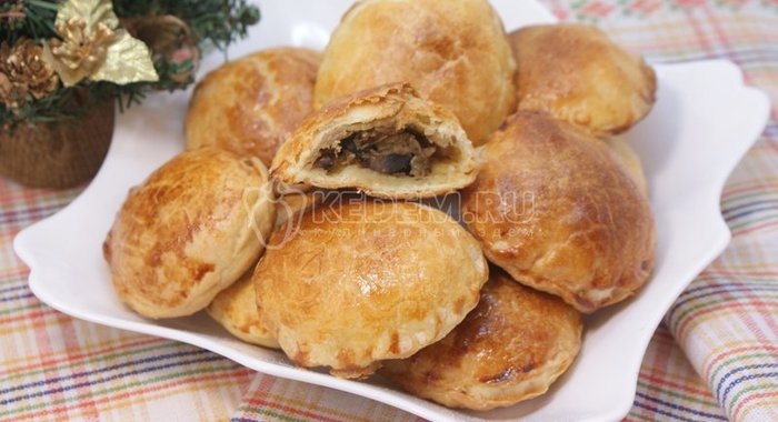 Рождественские пирожки с грибами и курицей
