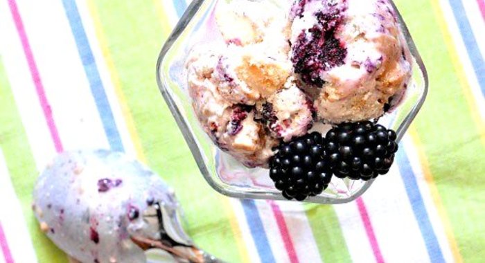 Мороженое «Ежевичный чизкейк»