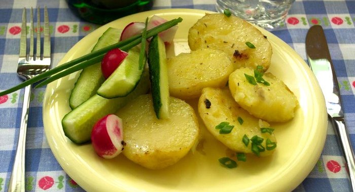 Картофель молодой тушеный в сковороде на бульоне