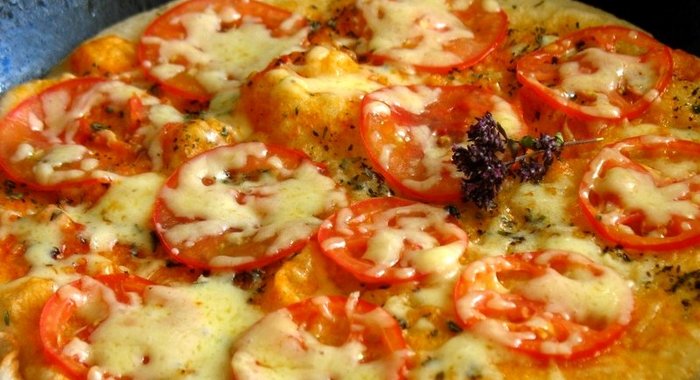 Пицца на сковороде с помидорами