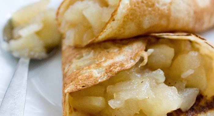 Тонкие блинчики с пряной яблочной начинкой