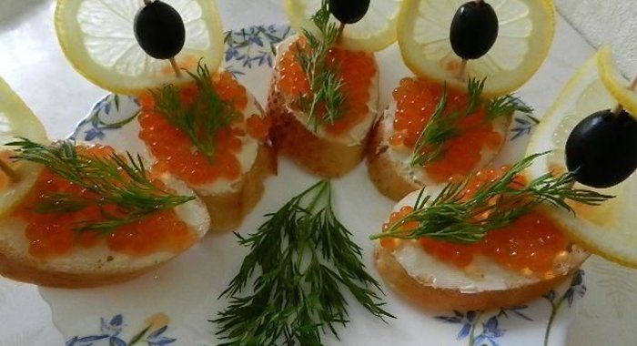 Бутерброды с красной икрой Кораблики
