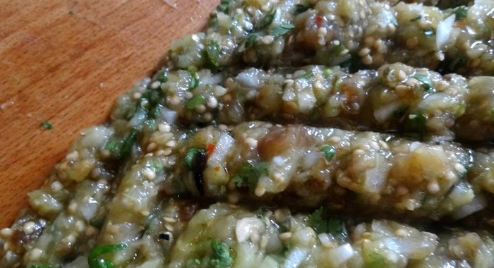 Средиземноморская баклажанная икра с сыром на тостах из черного хлеба