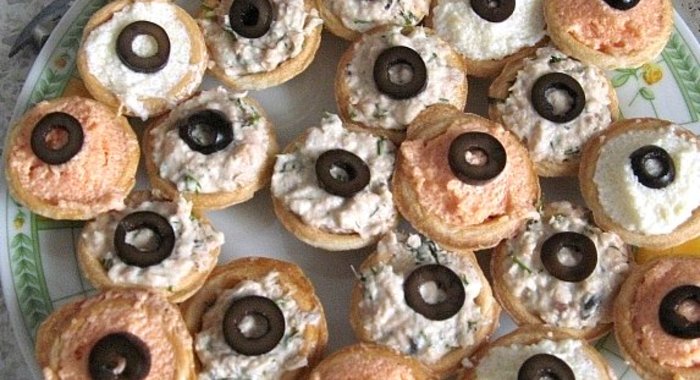 Бутерброды с икрой мойвы