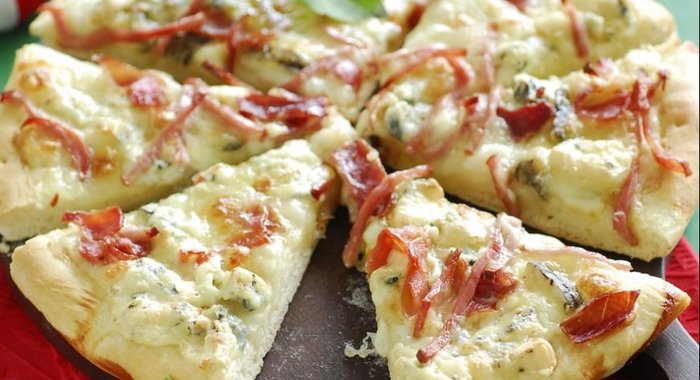 Пицца с моцареллой, горгонзолой и ветчиной