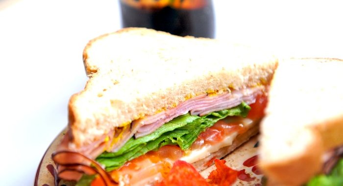 Бутерброд с ветчиной и помидорами