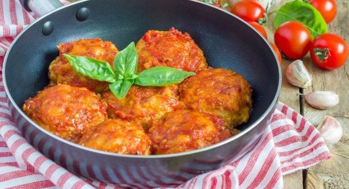 Рыбные котлеты в томатном соусе с базиликом