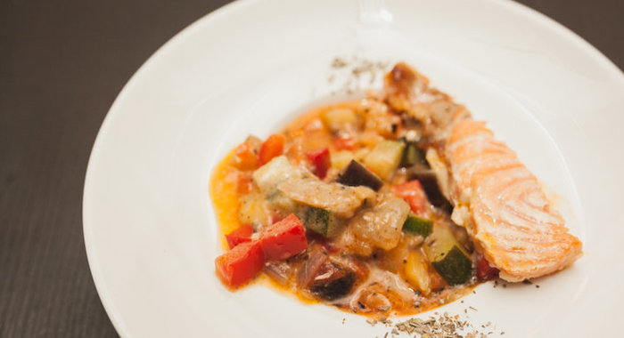 Яркий рататуй с семгой