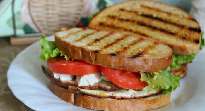 Сендвичи с курицей и омлетом